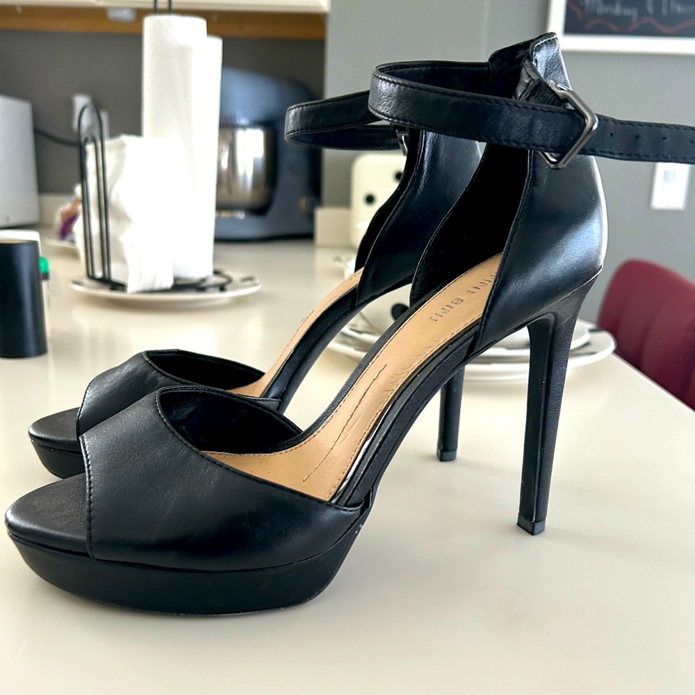 Gianni Bini Black Platform Heels